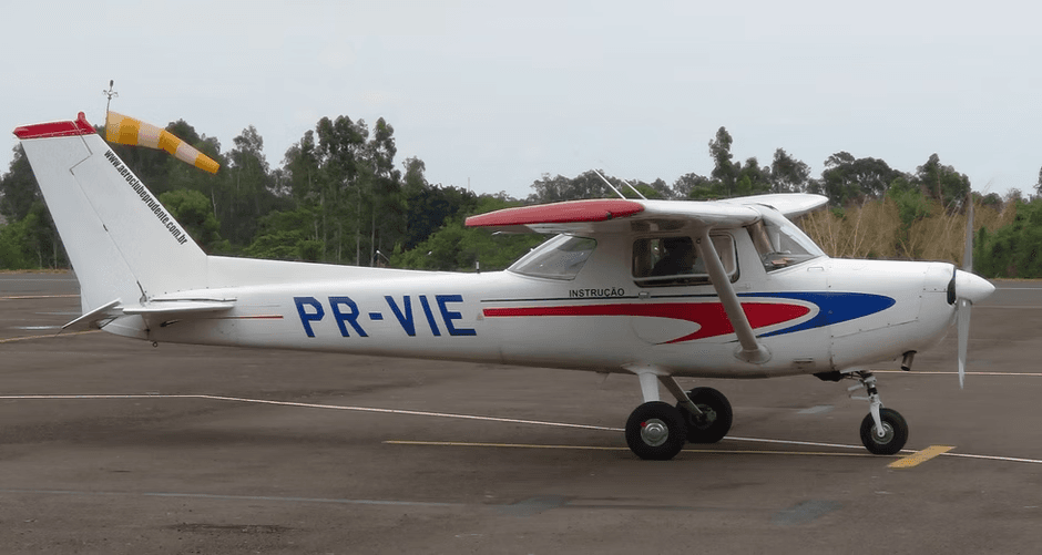 Cessna C152 matrícula PR-VIE no pátio do Aeroclube de Presidente Prudente