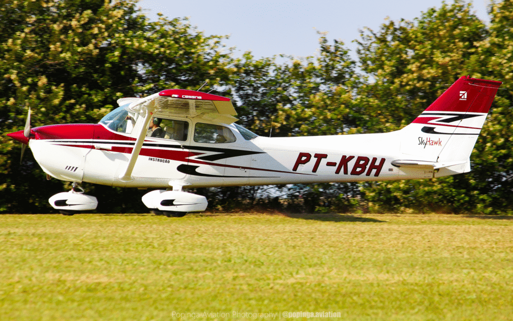 Cessna C172 Skyhawk matrícula PT-KBH decolando na pista de grama